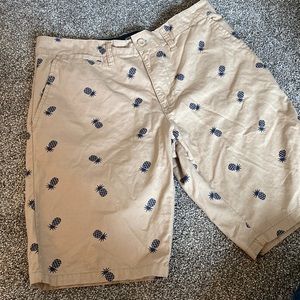 Pineapple print khaki men’s shorts size 32